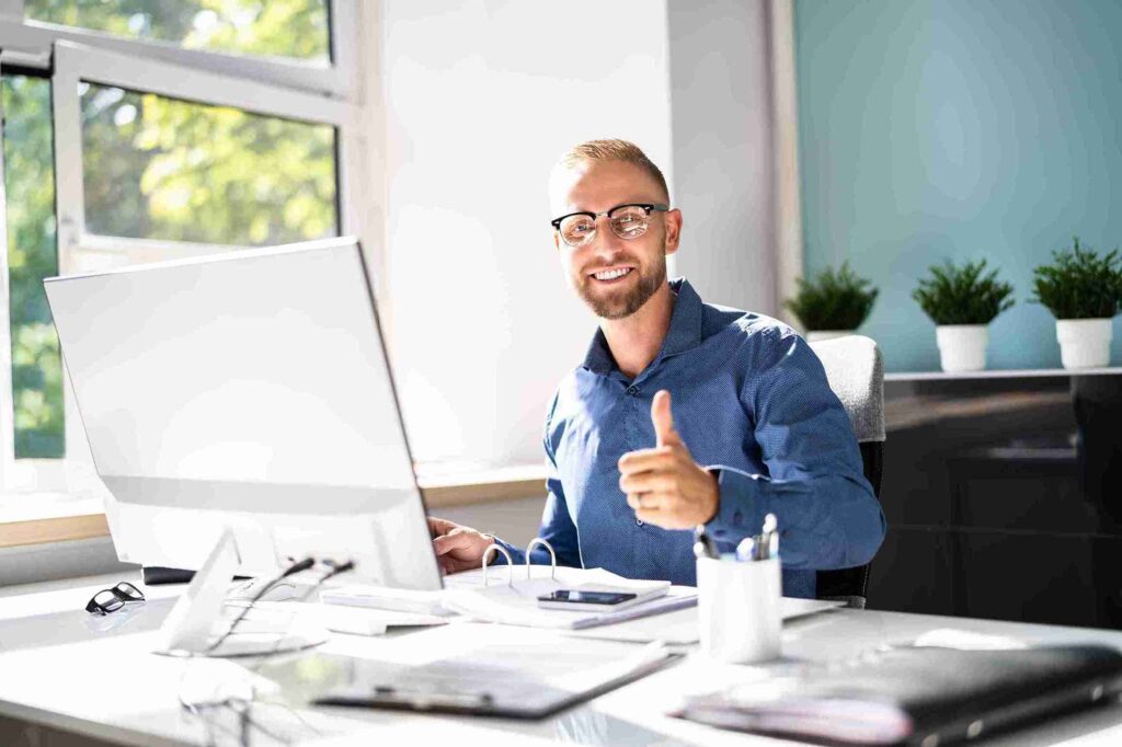 Olivier Prüfsachverständigen GmbH: Mitarbeitende im Büro, die den administrativen Aufbau für die technischen Prüfdienstleistungen unterstützen.