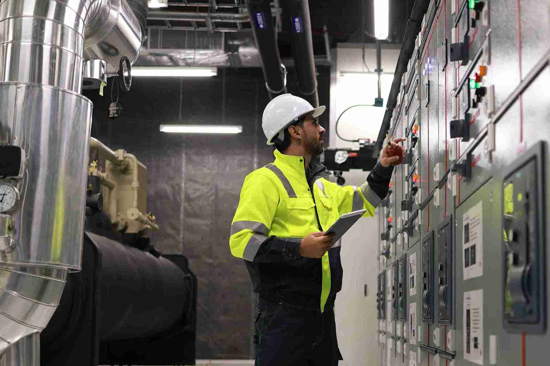 Olivier Prüfsachverständigen GmbH: Prüfsachverständiger bei der Kontrolle einer technischen Anlage im Fachbereich Gebäudetechnik.